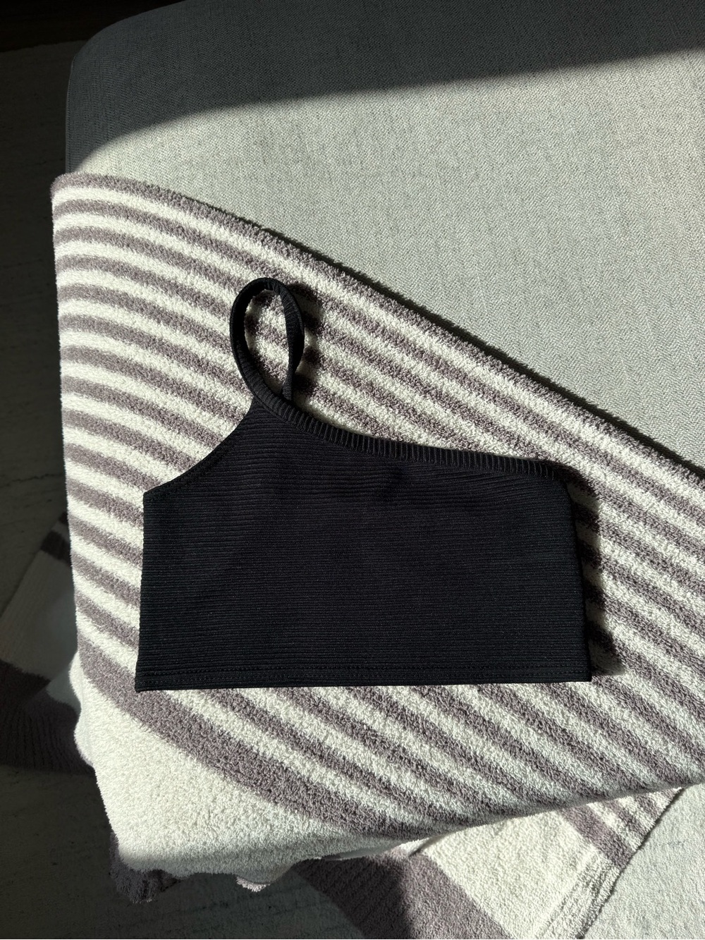 Femme-Luxe Black One-Shoulder Ribbed Crop Top